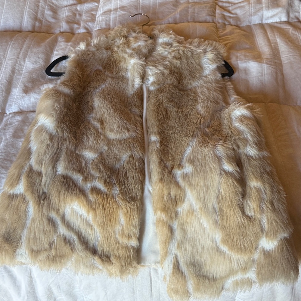 Jack by BB Dakota Faux Fur Vest in Tan and Cream